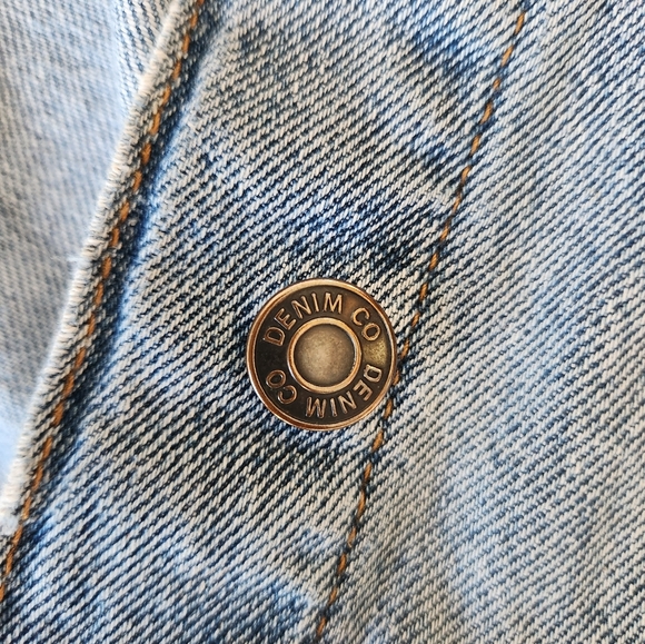 Denim & Co Distressed Jean Jacket Denim Light Wash Size 4 - Picture 7 of 10